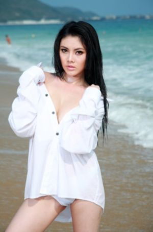 女人趴到床脱了内裤打光屁股视频_1080P免费全集观看